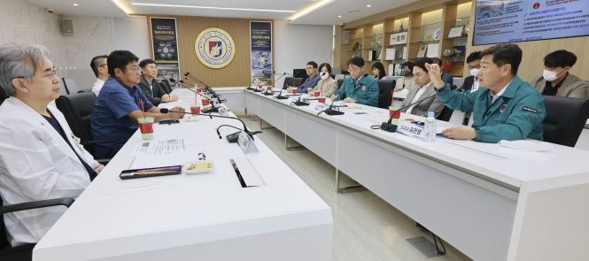 김관영 전북특별자치도지사는 11일 익산 원광대학교병원을 방문해 의사집단행동 장기화로 인한 의료공백을 최소화하기 위해 헌신적으로 진료를 이어가고 있는 의료진들을 격려하고, 추석명절 응급의료체계를 점검하고 있다.