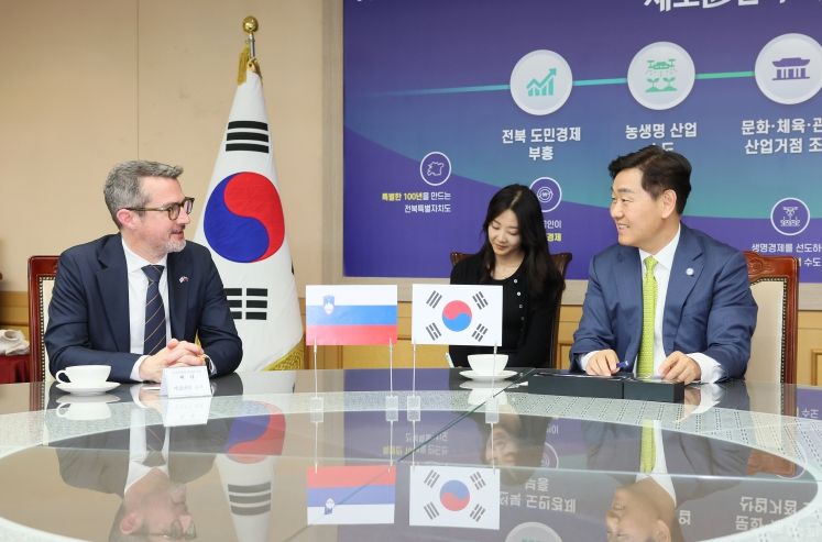 18일 전북특별자치도를 방문한 예르네이 뮐러 주한 슬로베니아 대사가 도청 회의실에서 김관영 도지사와 전북과 슬로베니아의 지속 가능한 발전과 에코관광 분야에서의 정책 협력 방안을 논의하고 있다.