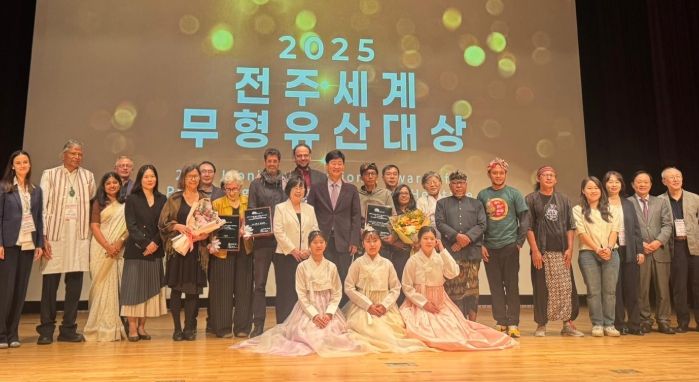 라질 이에페, 이스라엘 카셋 엔지오, 인도네시아 와양 사삭 인형극 학교 영예로운 대상 수상