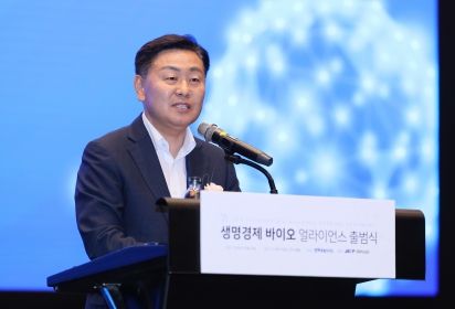 29일 전주 더메이호텔에서 산·학‧연‧병‧관 바이오 산업 육성의 구심점인 ‘생명경제 바이오 얼라이언스’ 공식 출범식에 김관영 도지사와, 박성태 원광대학교 총장, 백형희 한국식품연구원장, 양지훈 (주)넥스트앤바이오 대표, 장준호 (주)오가노이드사이언스 이사, 김홍중 (주)인핸스드바이오 대표, 박갑주 (주)레드진 대표, 김용철 (주)데일리파트너스 본부장, 손미경 (주) 젠엑시스 대표, 이정상 HLB 테라퓨틱스 이사, 최용호 하림 상무, 안재형 한국썸벧 이사 등을 비롯해 ‘바이오 얼라이언스’를 대표하는 바이오 기업, 연구기관, 지역대학, 상급병원 관계자 등 100여명이 참석해 바이오산업 육성의 선순환체계 확보에 힘을 모으기로 다짐하는 선포식 퍼포먼스 및 기념촬영을 하고 있다.