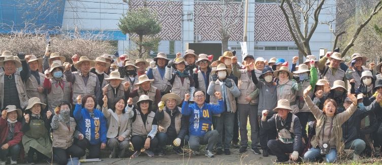 전주시 정원사들, 덕진 88공원 환경정비 나서