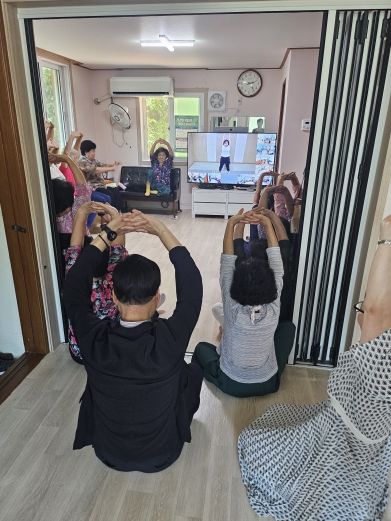 “경로당에서 함께 운동하니 즐거워요”